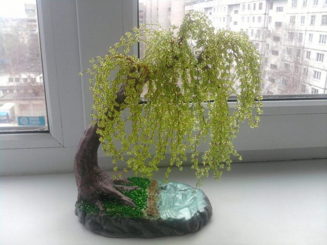 Плакучая ива из бисера-красивое деревце