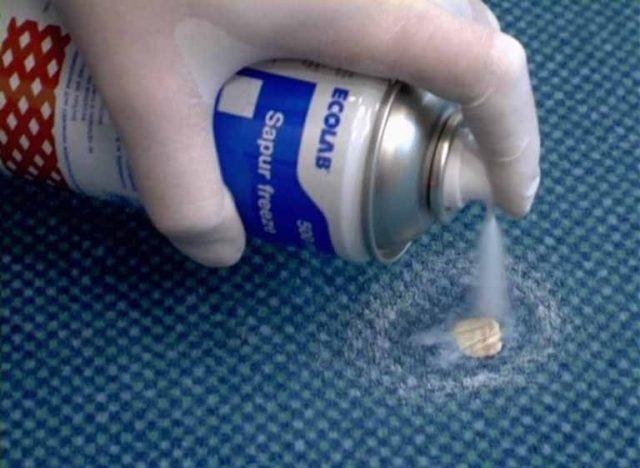 Чистим одежду от монтажной пены