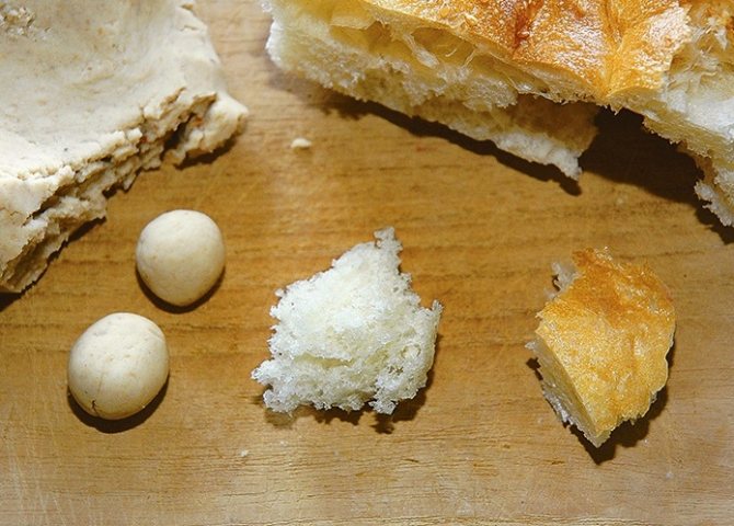 Чистка одежды от сажи хлебным мякишем